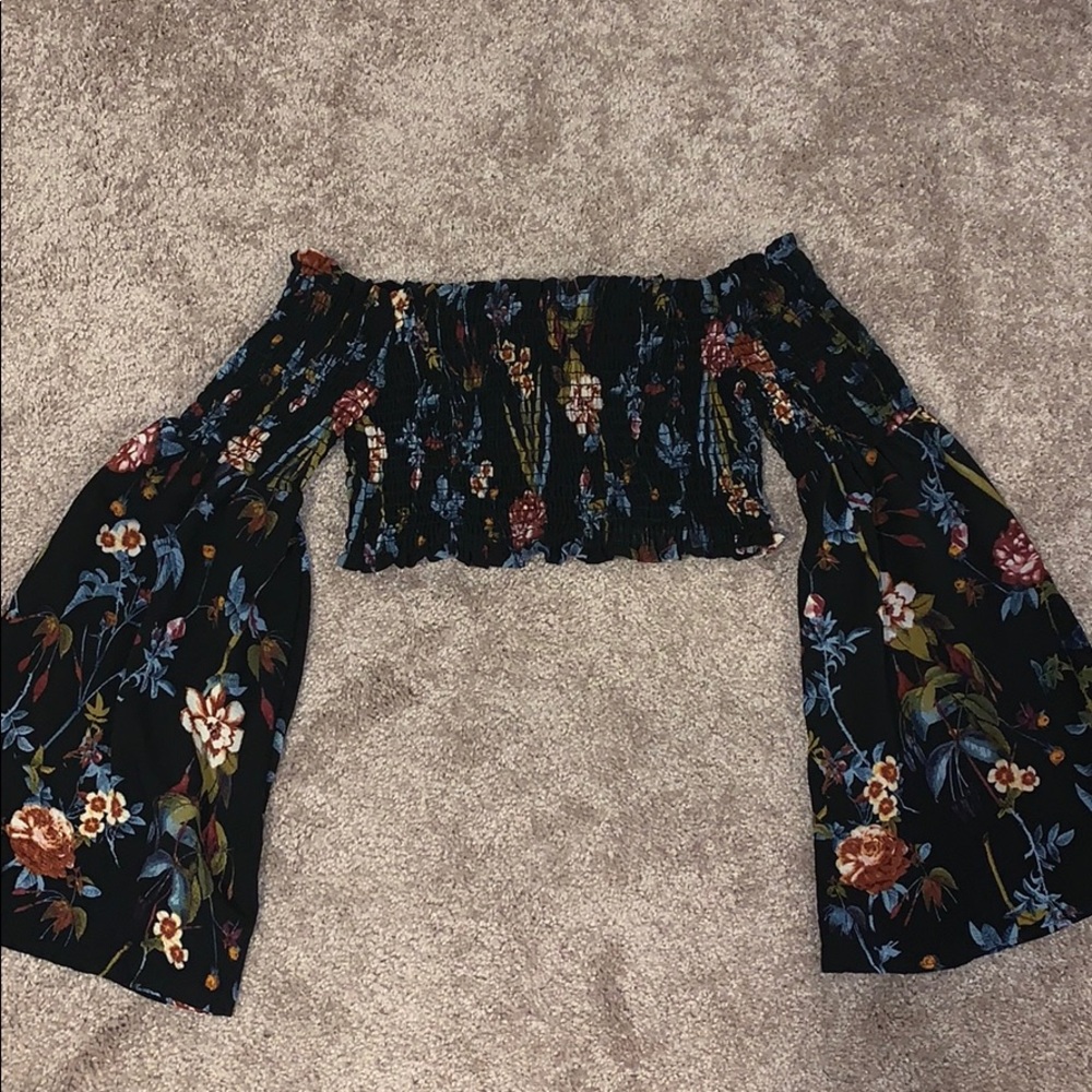 ♥️ 2/$10 Floral off the shoulder crop top